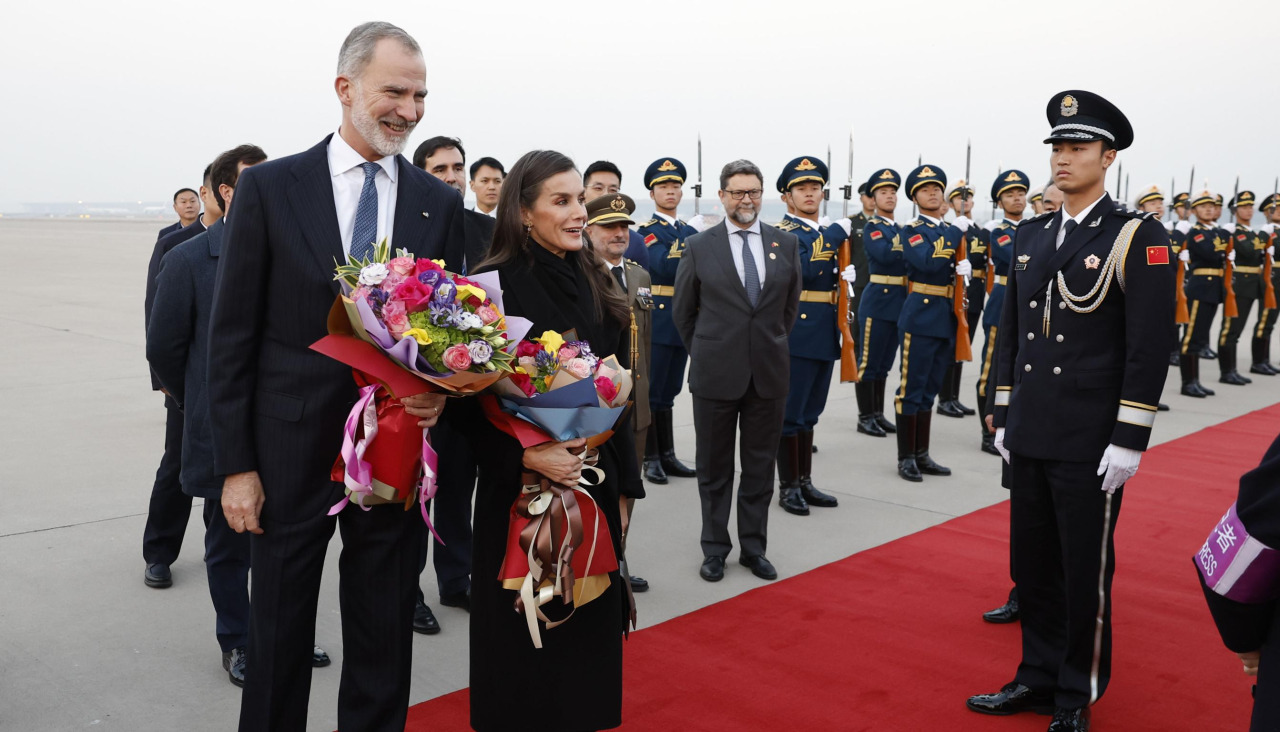 El rey Felipe VI y la reina Letizia a su llegada este martes al Aeropuerto Internacional de Pekín, China en el marco de la visita oficial de los reyes de España al país