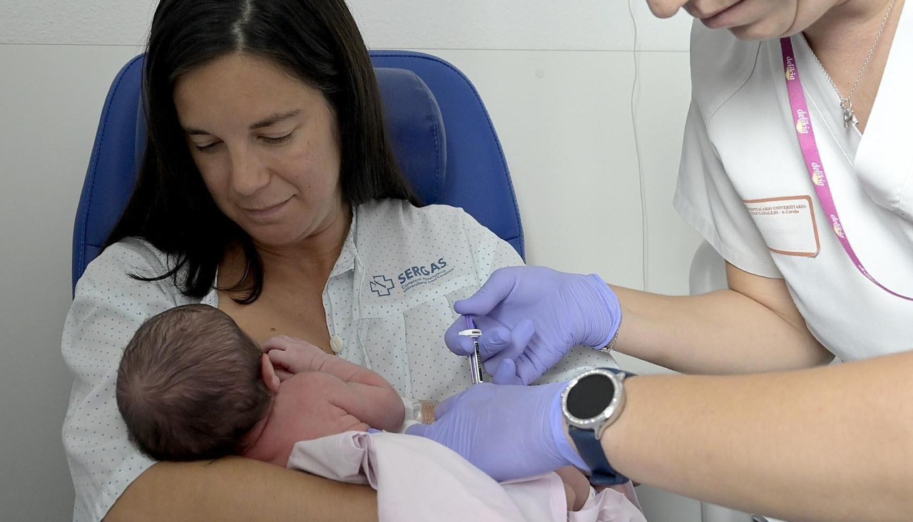 Un bebé recibe la vacuna contra el virus respiratorio sincitial en el Materno Infantil de A Coruña