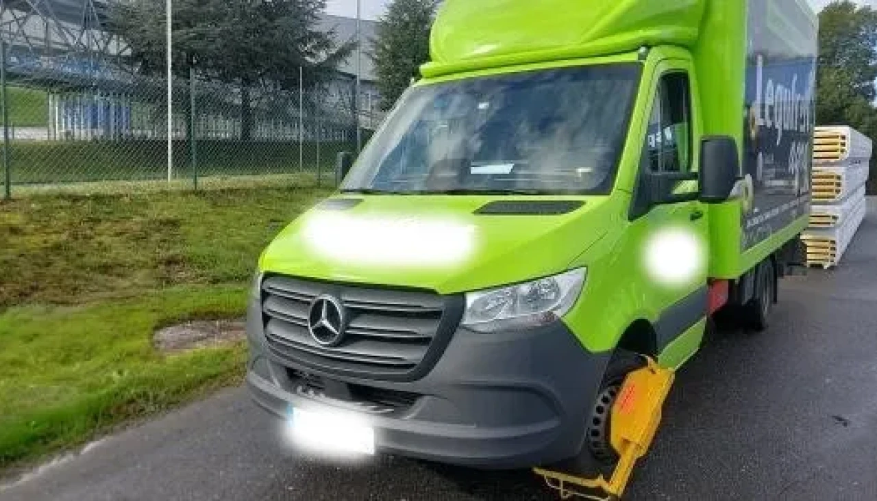 Los agentes inmovilizaron el camión y abrieron diligencias de sanción contra el conductor por infracción grave