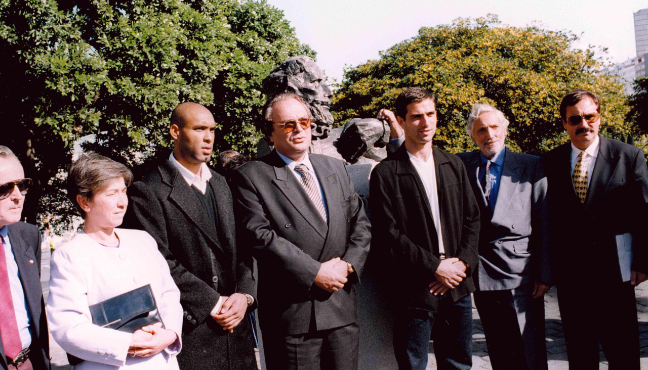 Hélder y Pauleta, durante el homenaje a Camoes en la plaza de Portugal