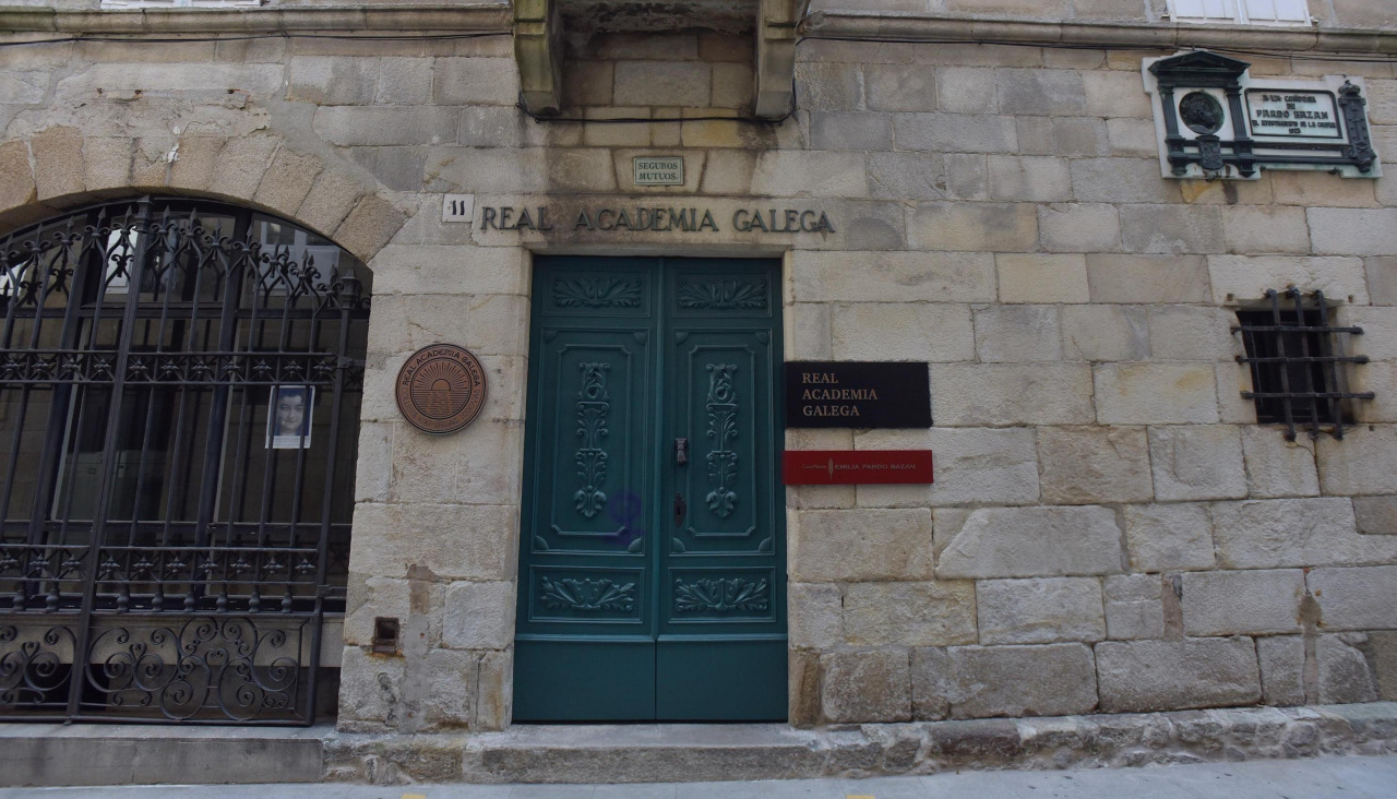 Real Academia Galega, en la calle Tabernas
