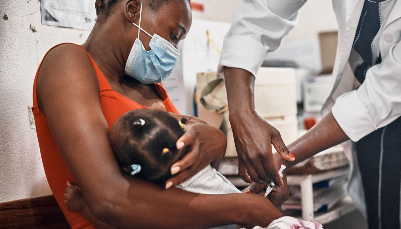 Vacunación de una niña beneficiaria de la Alianza para la Vacunación Infantil