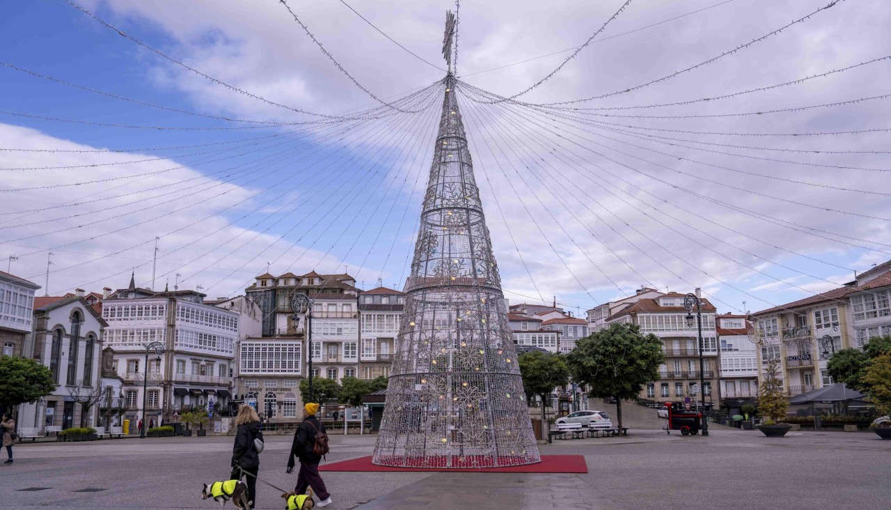 El árbol instalado en medio de la plaza García Irmáns es una de las novedades de este año en Betanzos
