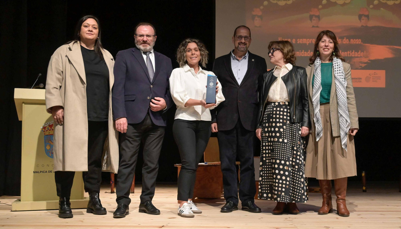 Autoridades na entrega do premio no colexio Milladoiro este luns