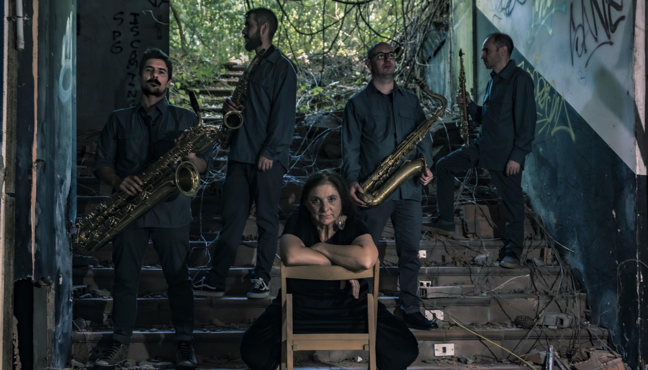 Felisa Segade, acompañada dos catro saxofonistas