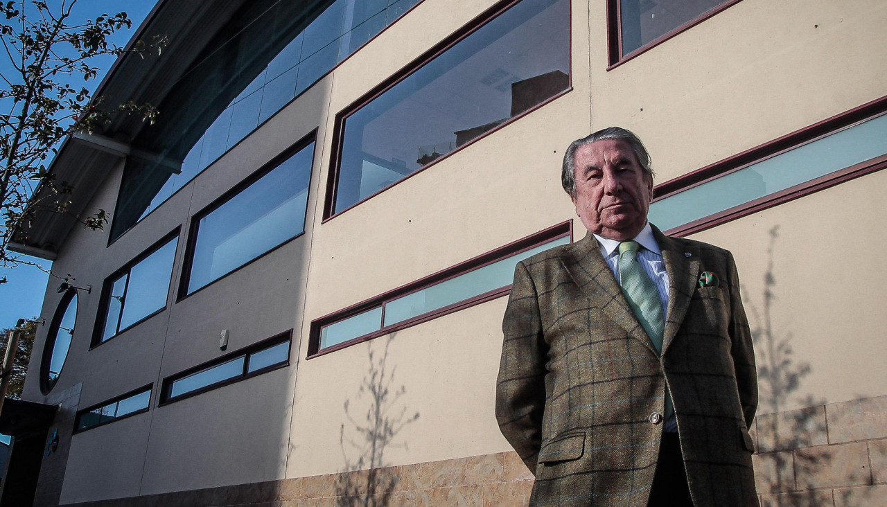 Francisco Vázquez, ante el polideportivo de la Sagrada Familia