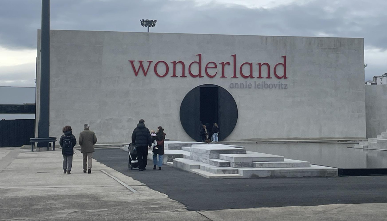 Primeros visitantes en la exposición de Annie Leibovitz