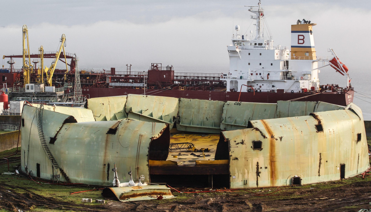 Desmantelamiento de los tanques de Repsol en el Puerto Interior