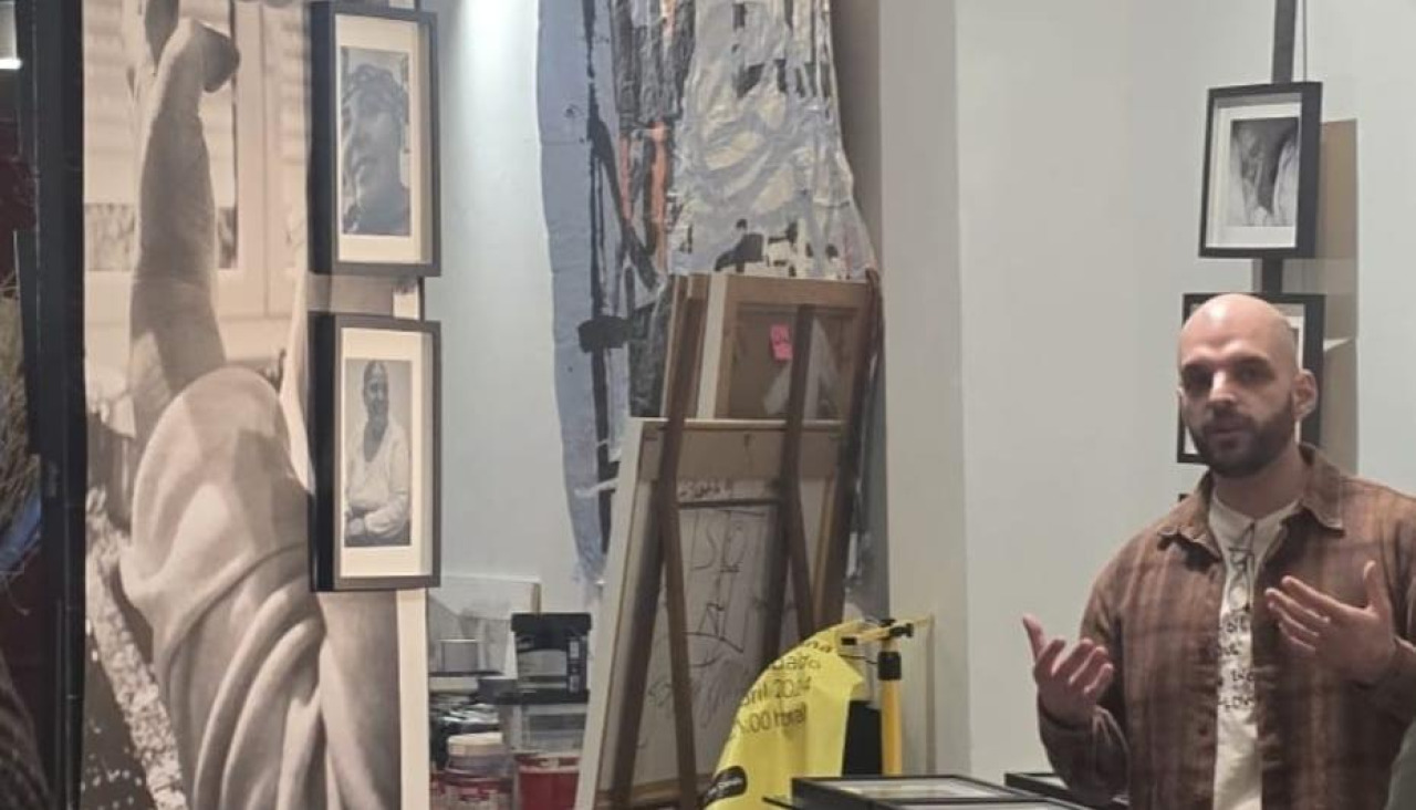 El fotógrafo Adrián Pita en la inauguración de su exposición "Berta"