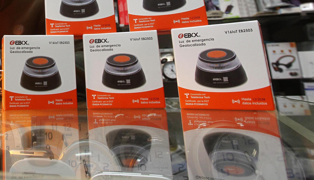 Eddie Díaz muestra balizas en su tienda