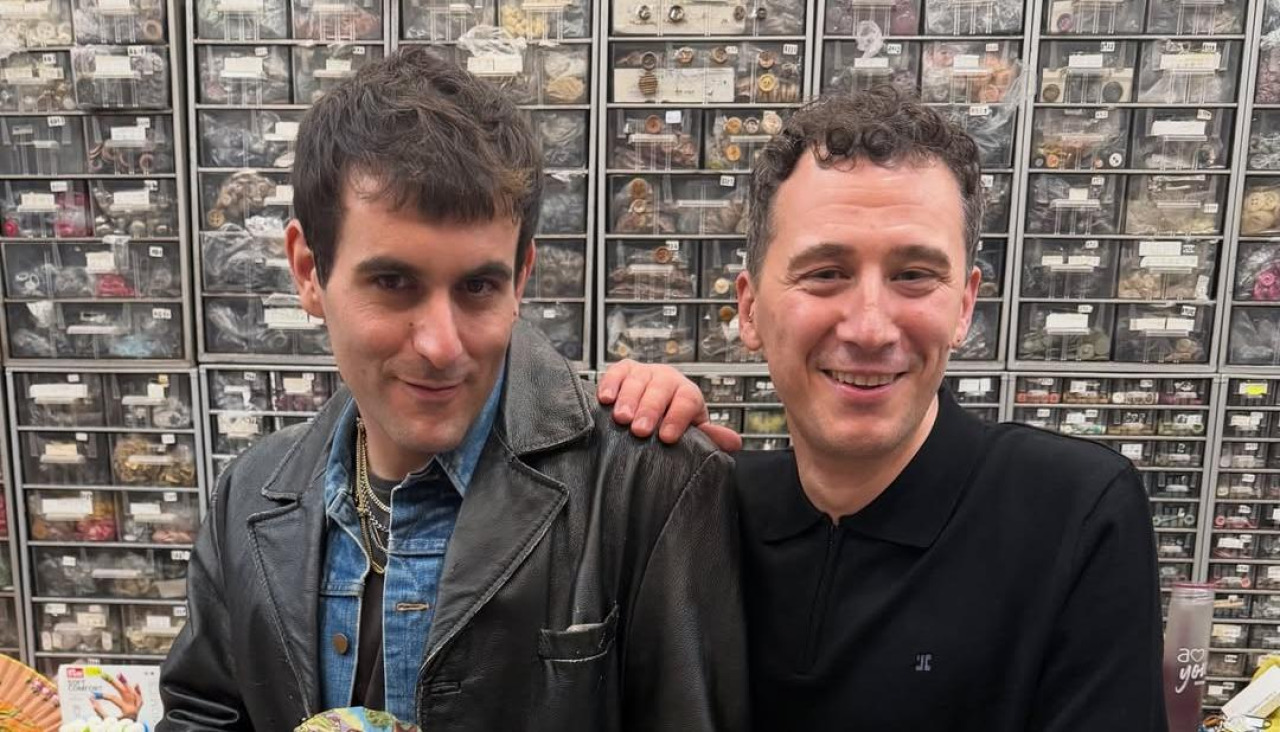 Palomo Spain y Ramón Santos tras el mostrador de La Crisálida