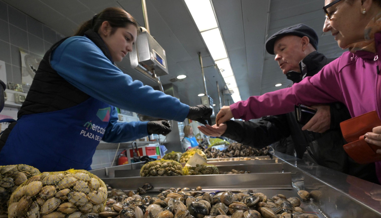 Almejas en un puesto de la plaza de Lugo