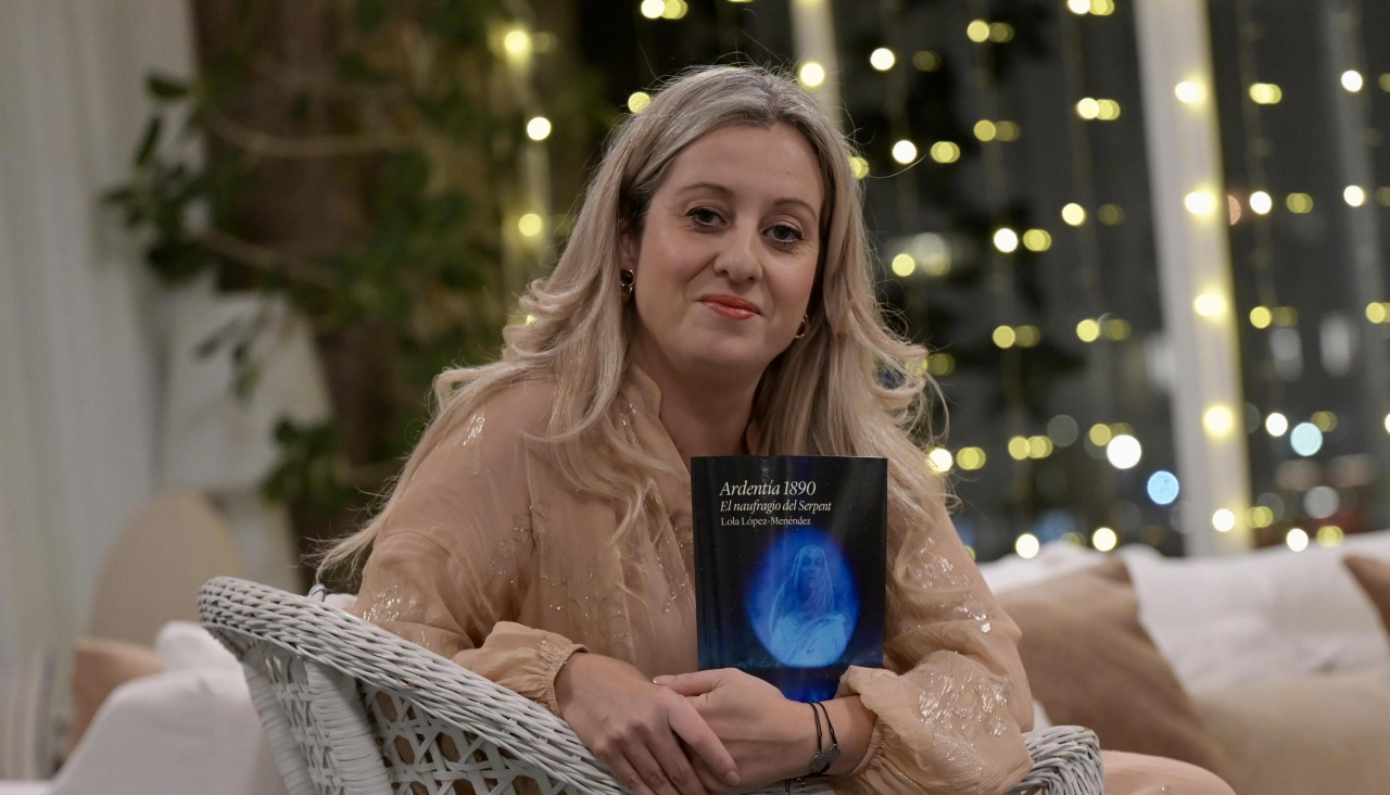 Dolores López-Menéndez, con su nuevo libro 'Ardentía 1890' y ataviada con las pulseras