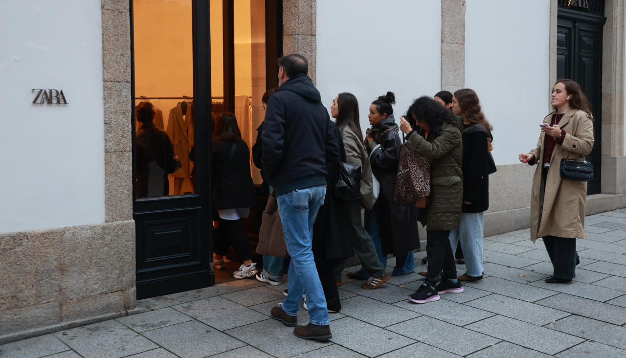 Colas en el Zara de la calle Compostela