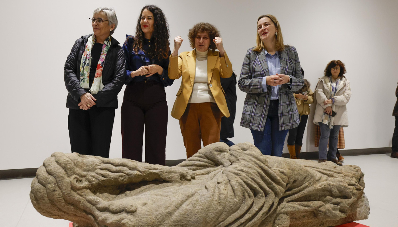 Las estatuas procedentes del Pórtico de la Gloria de la Catedral de Santiago, este lunes en Santiago de Compostela
