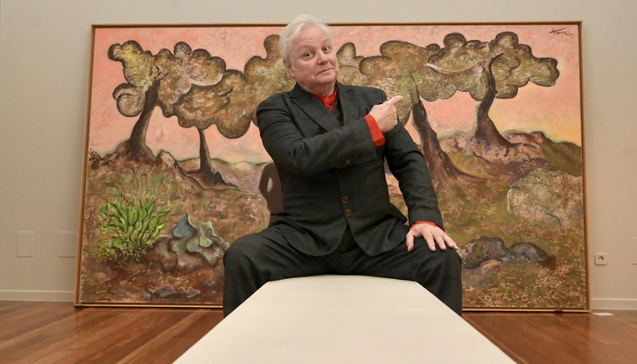 Xavier, frente a una de sus obras en el Kiosco Alfonso