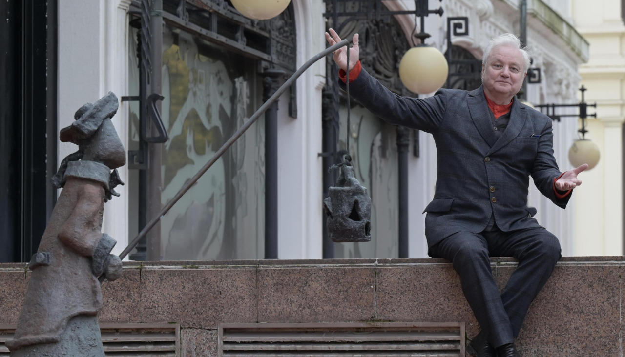 Xavier, en la entrada del Kiosco Alfonso, al lado de una de sus esculturas