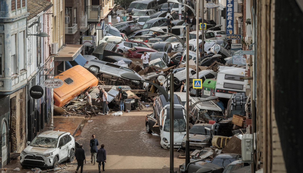 Vehículos acumulados por la dana en una calle de la localidad valenciana de Alfafar
