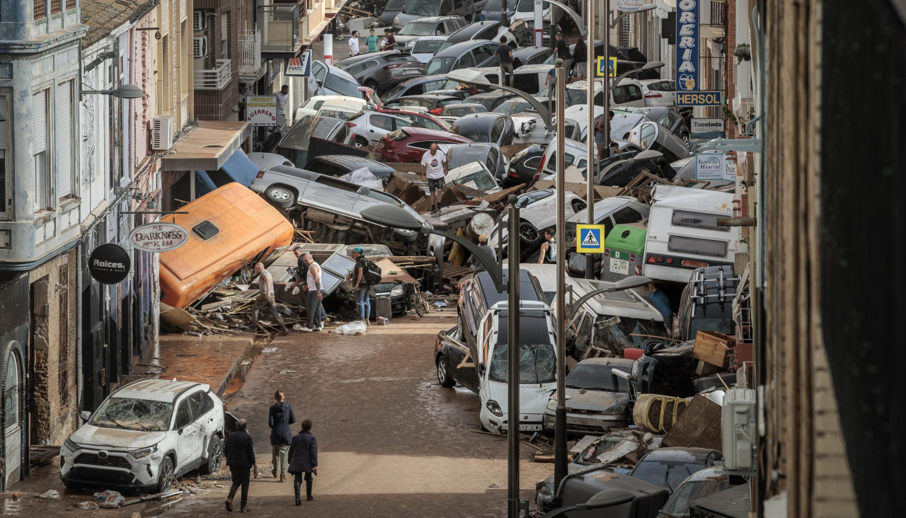 Vehículos acumulados por la dana en una calle de la localidad valenciana de Alfafar