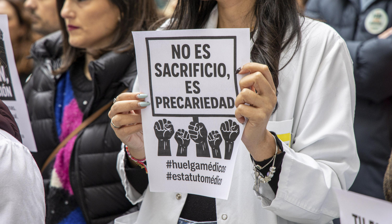 Una sanitaria en una protesta por el Estatuto Marco