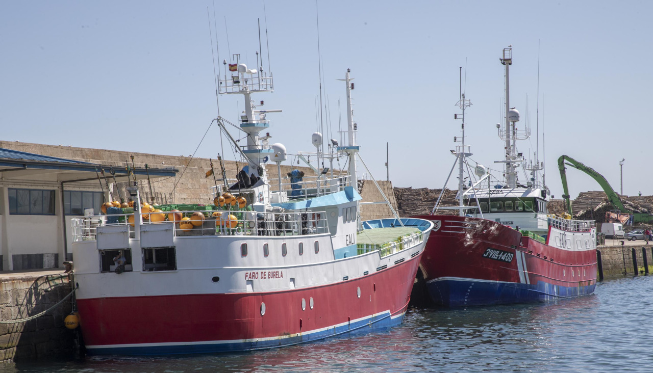 Barcos de pesca atracados no porto de Burela