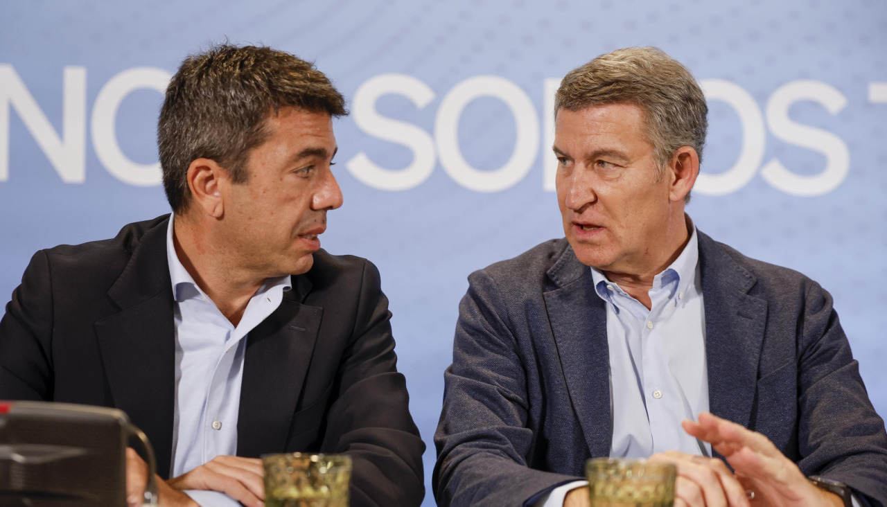 Feijóo, a la derecha, junto a Mazón