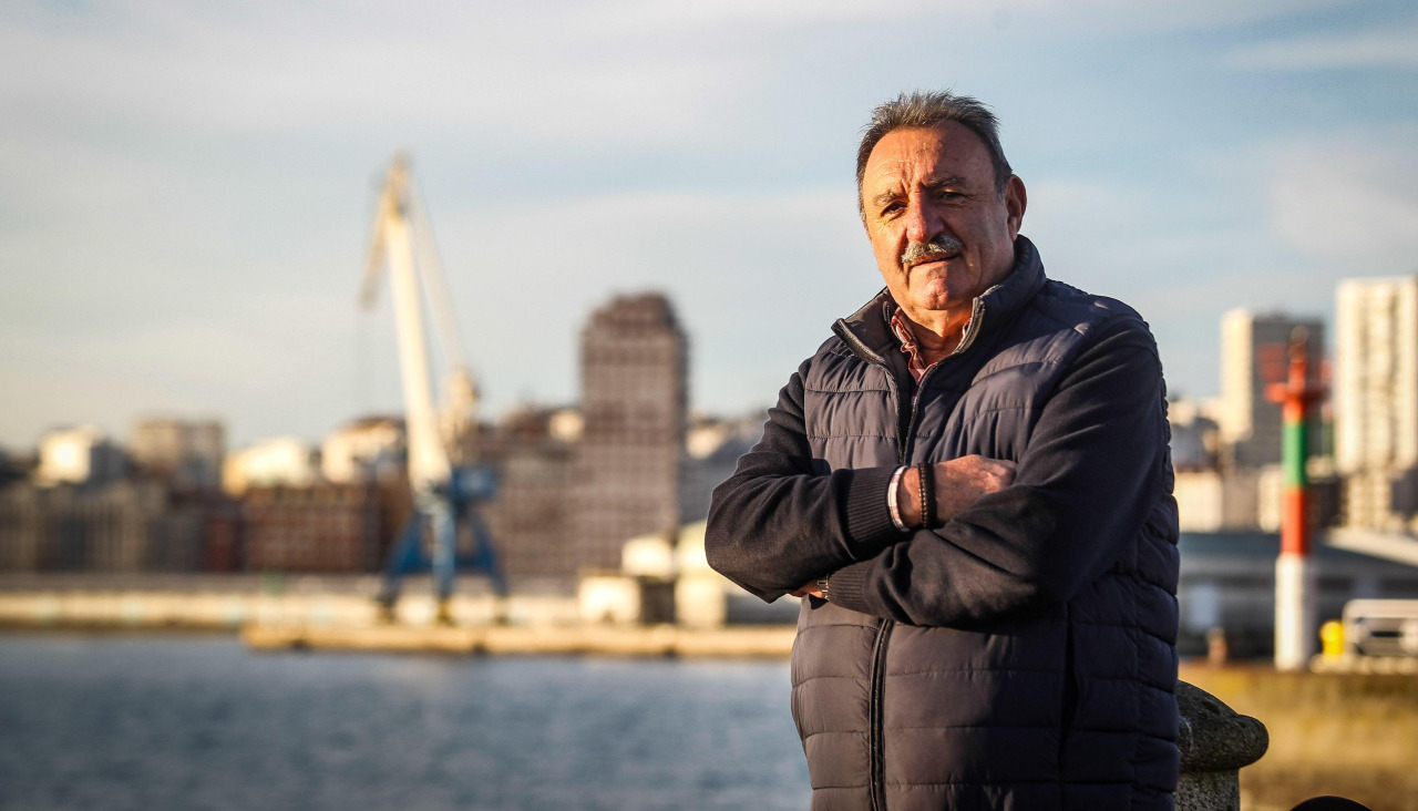 Fernando Díaz posa en los muelles de A Coruña
