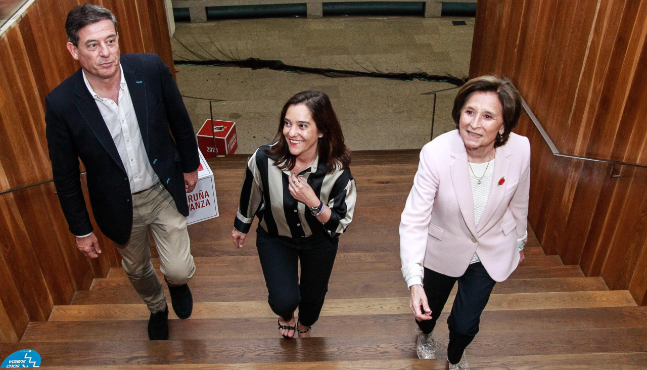 Inés Rey, con Besteiro e Carmen Marón, outra das firmantes