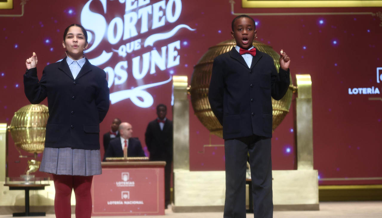 Los niños cantan el segundo premio de la Lotería de Navidad