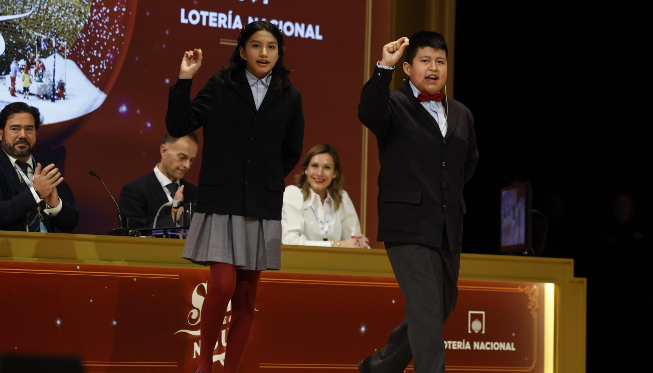 Niños cantan el primer Cuarto Premio del Sorteo de Navidad