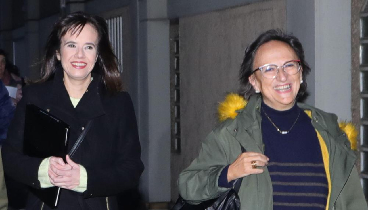 Eva Martínez Acón y Esther Fontán, frente a la sede local del PSdeG