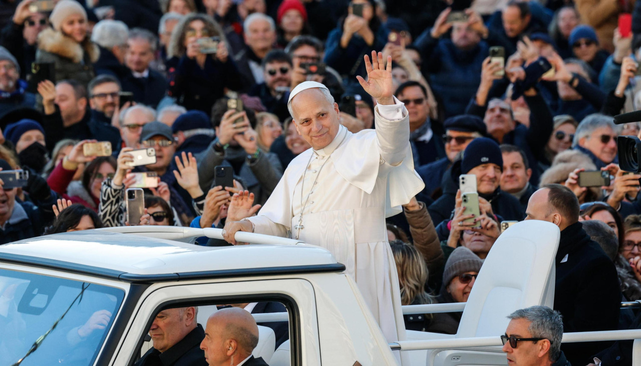 El papa saluda a los presentes en la plaza de San Pedro en la Audiencia del Jubileo el pasado día 6