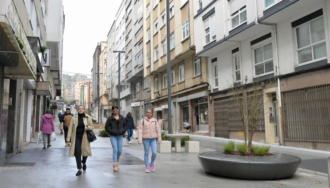 Ambiente en la calle Sagrada Familia, ya humanizada