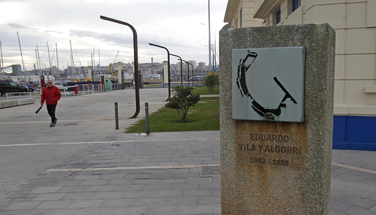 Monolito dedicado a Eduardo Vila Algorri ubicado en La Marina