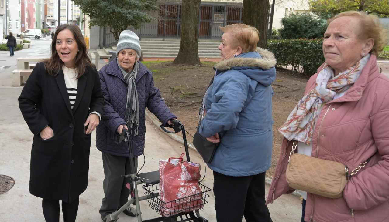 Inés Rey charla con vecinas de la Sagrada Familia, este jueves