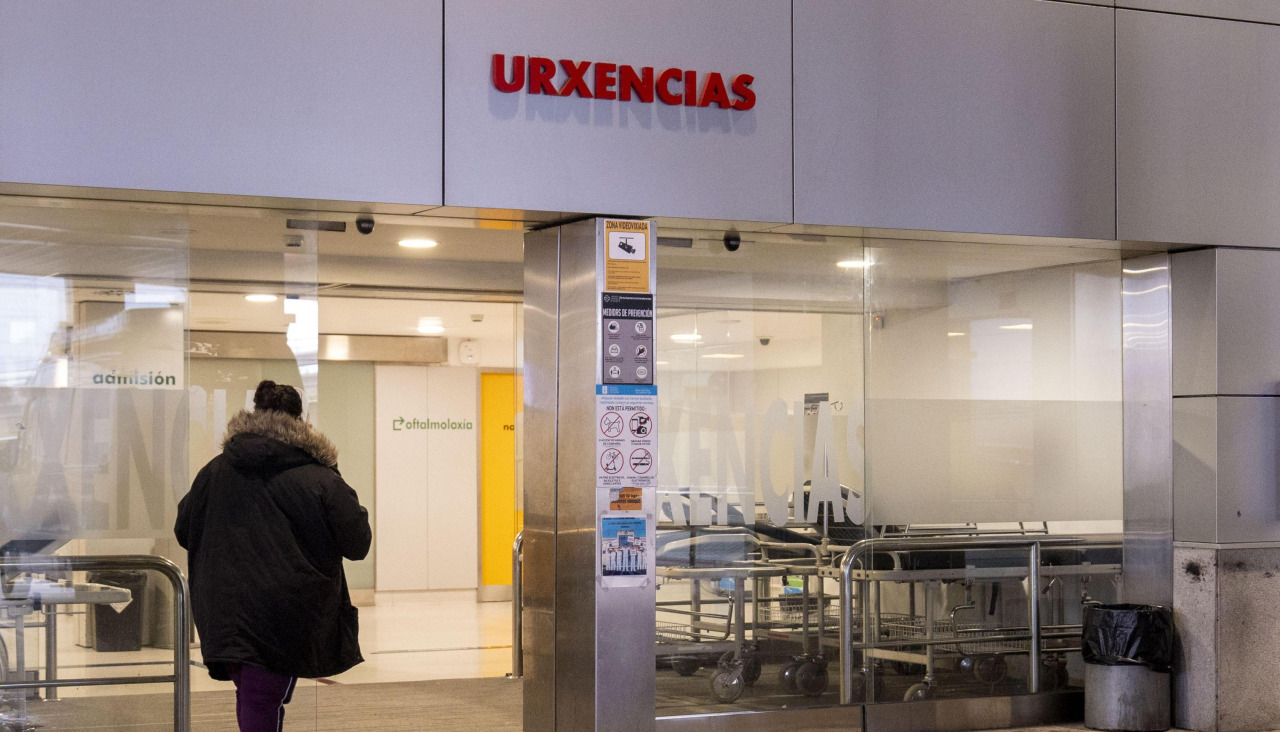 Una persona a las puertas de la entrada de Urgencias del Chuac, hoy