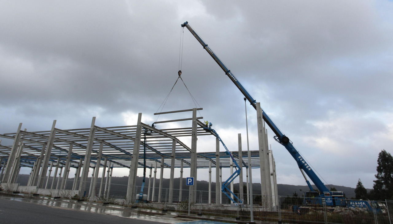 Obras de la nueva fábrica de Amper en Arteixo