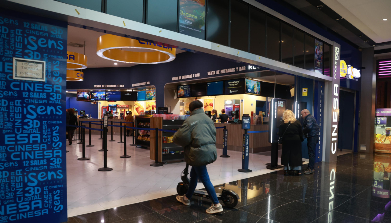 Entrada de los cines Cinesa, en Marineda City