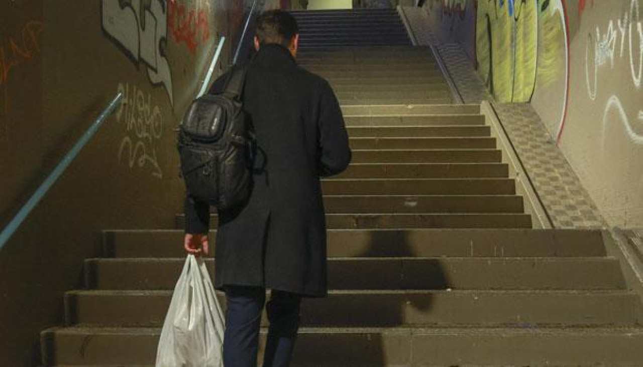 Un peatón afronta la larga escalera de la avenida de Oza