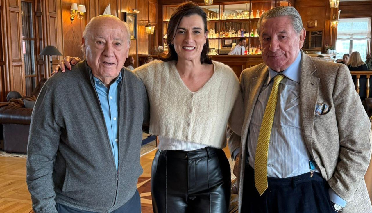 Amancio Ortega y Francisco Vázquez, junto a la alcaldesa de Santander, durante la visita de esta a la ciudad de A Coruña