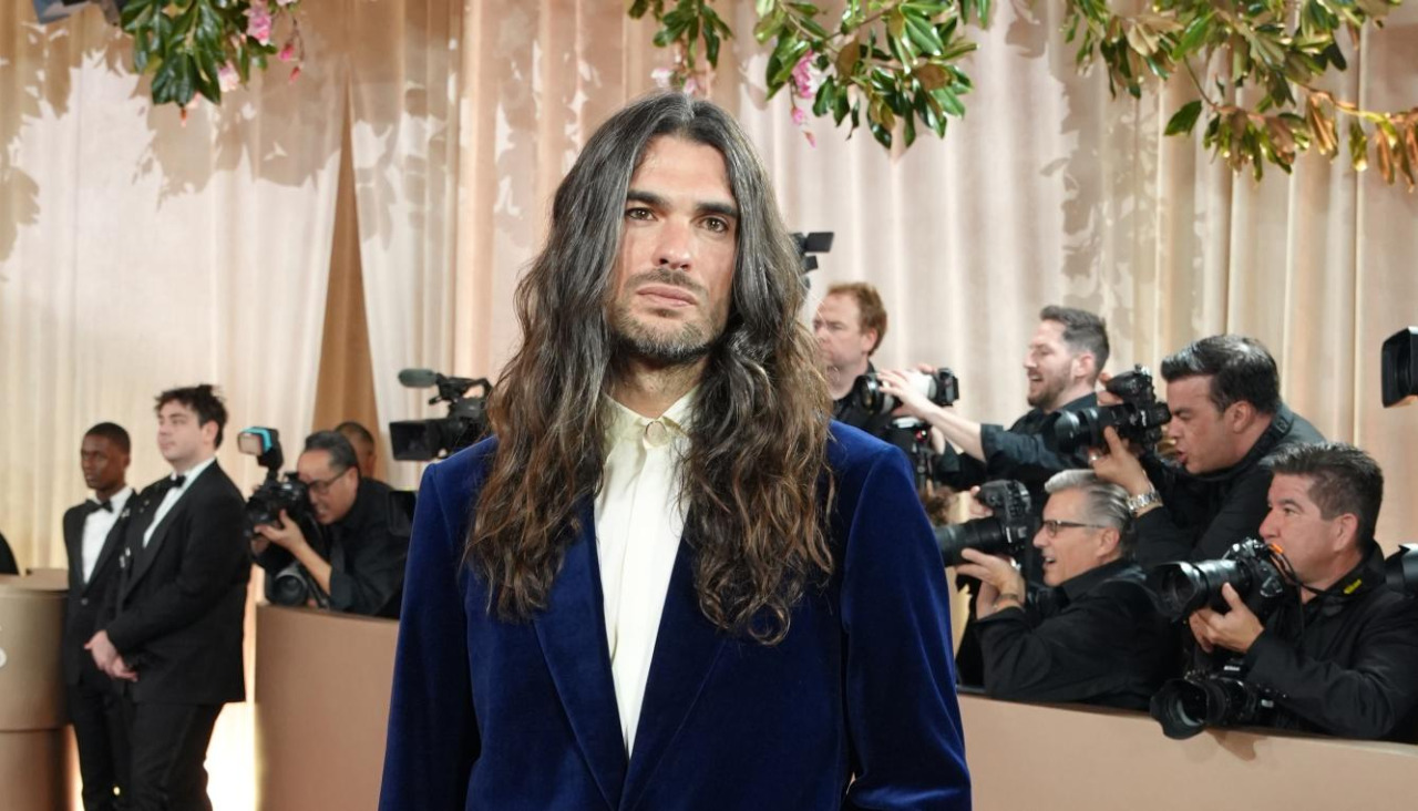 El cineasta gallego Oliver Laxe, en los Globos de Oro