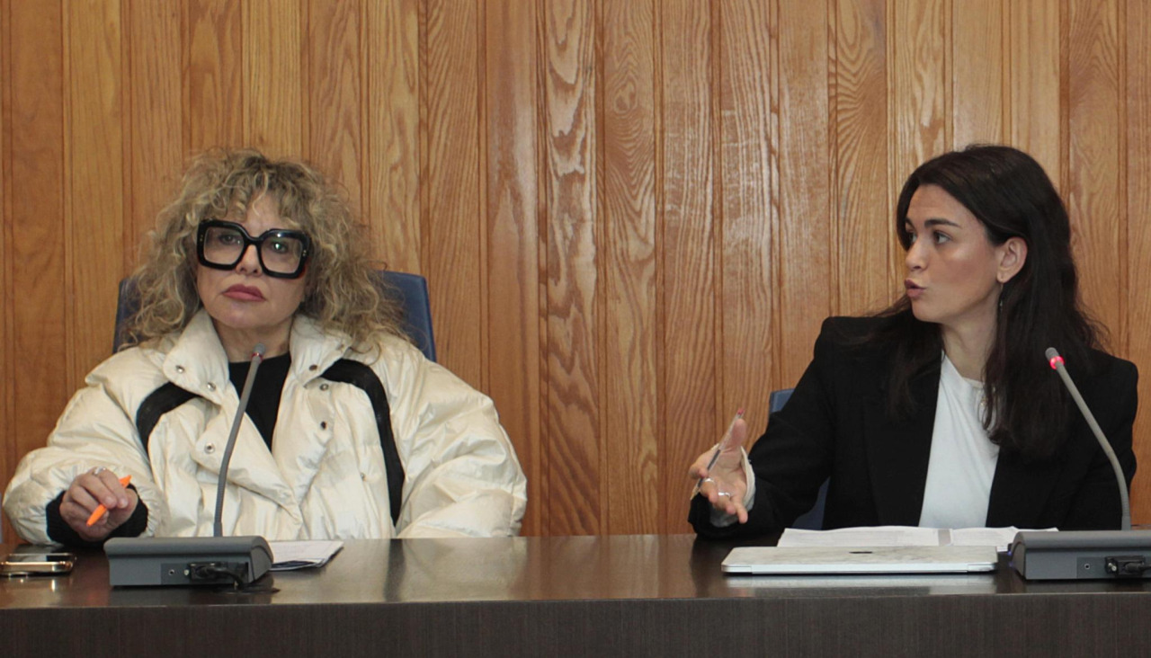 La alcaldesa, a la izquierda, en el último pleno municipal