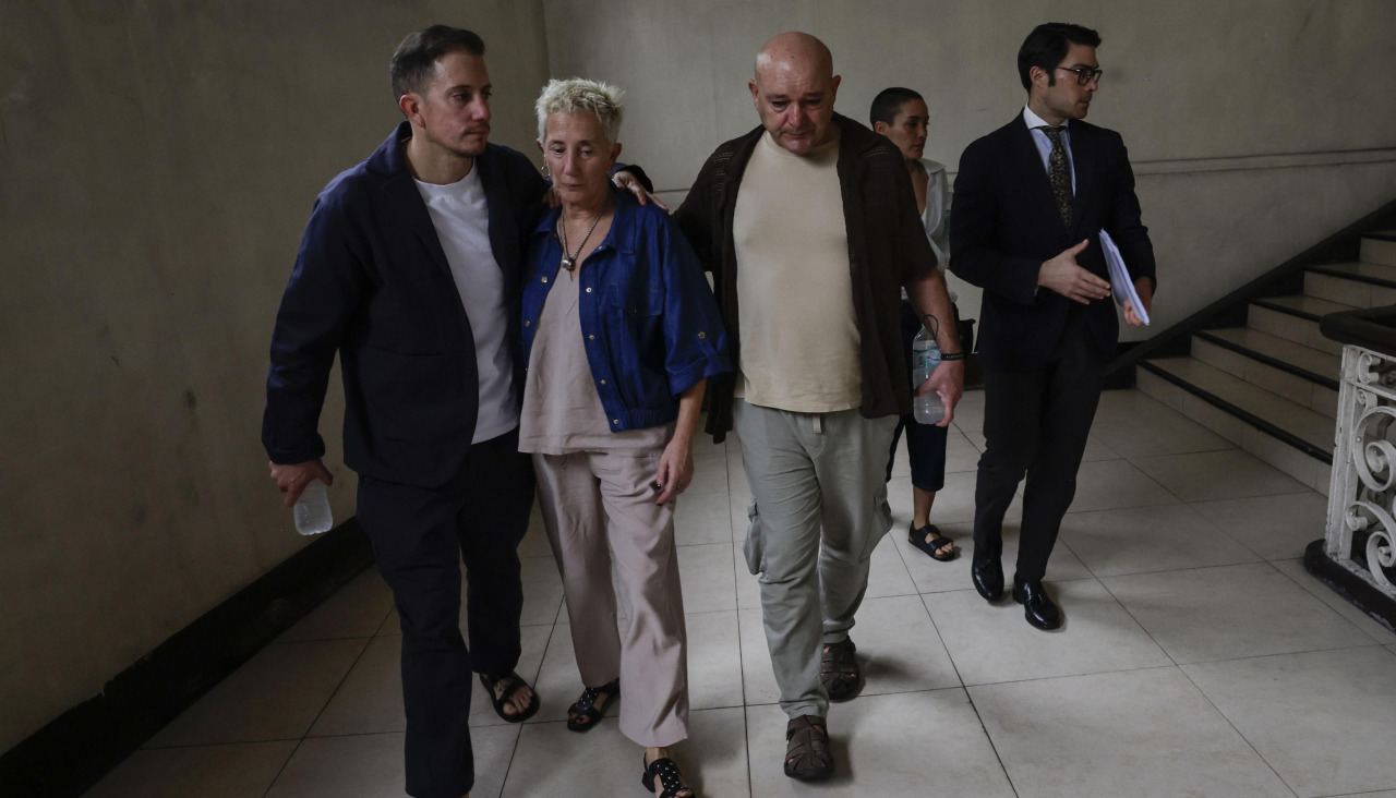 Los padres del joven coruñés Diego Bello, Pilar Lafuente (2i) y Alberto Bello (c), junto con su hermano Bruno (i) y el abogado Guillermo Mosquera