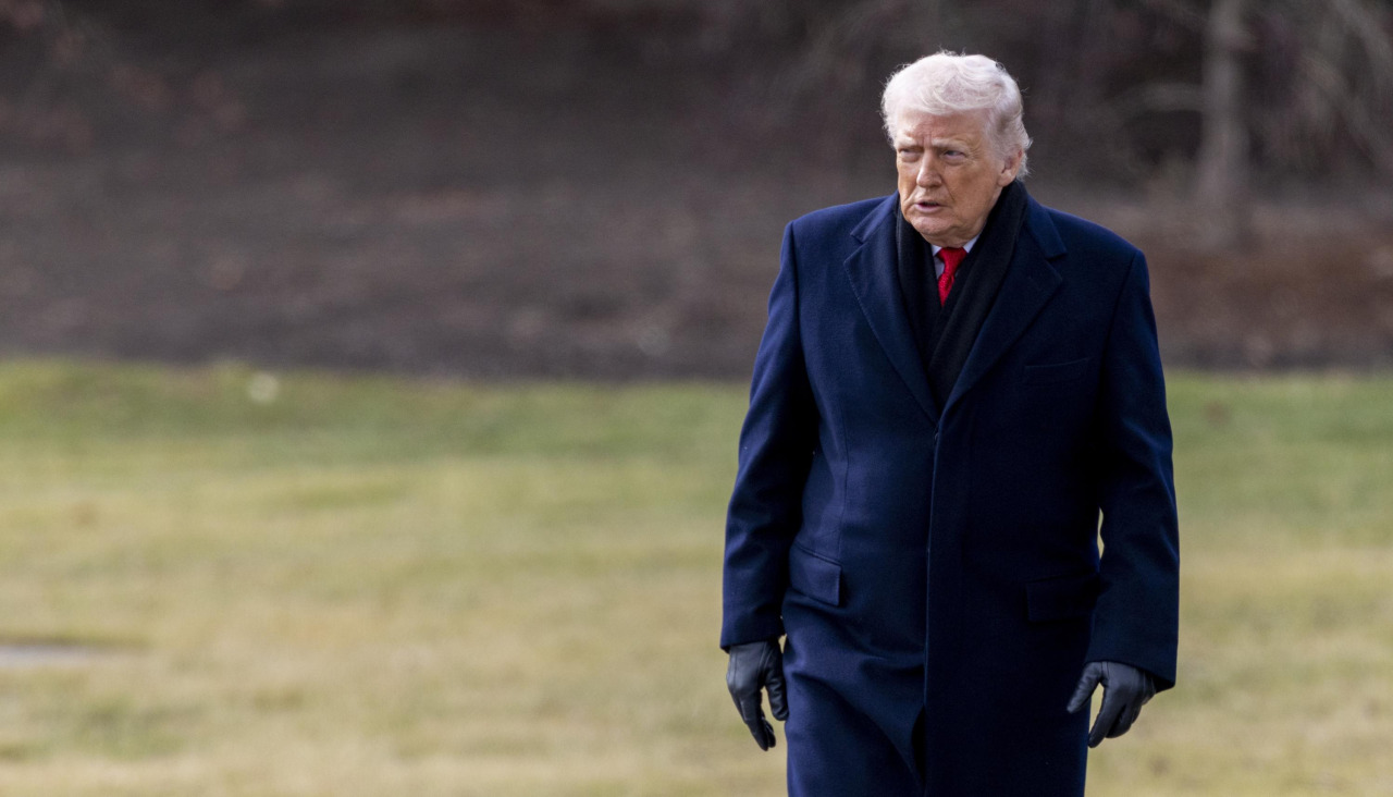 Trump recorre los jardines de la Casa Blanca el 16 de enero
