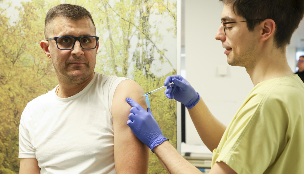 Un sanitario do Sergas vacina a un home dentro do ensaio Sincigal esta fin de semana