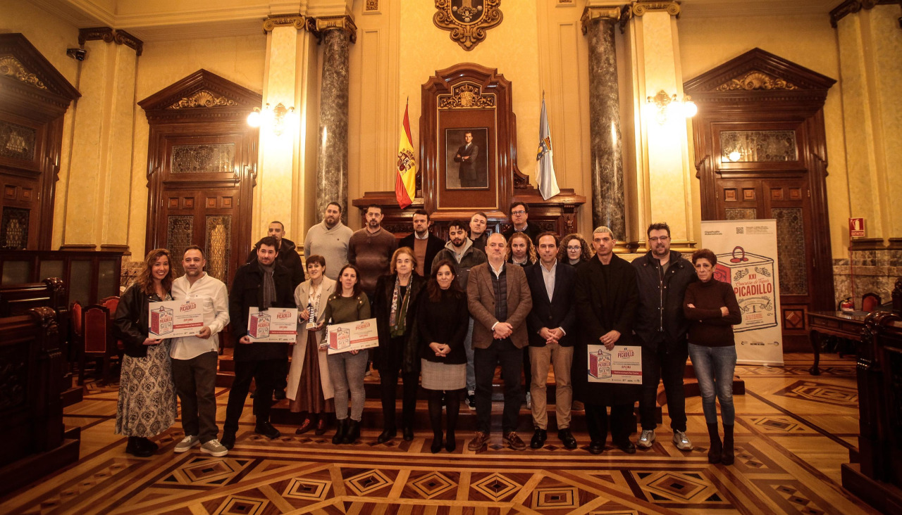 Foto de familia de finalistas y premiados