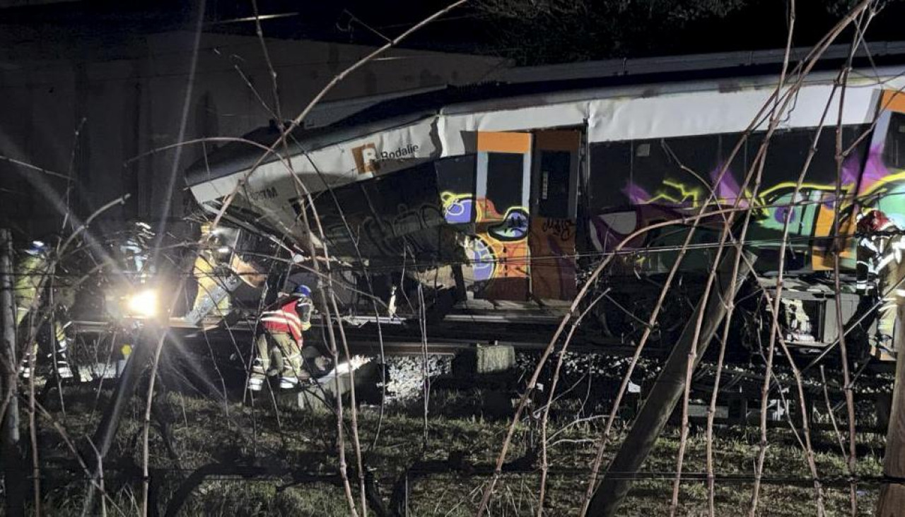 accidente ocurrido al desplomarse un muro de contención sobre un tren de la línea R4