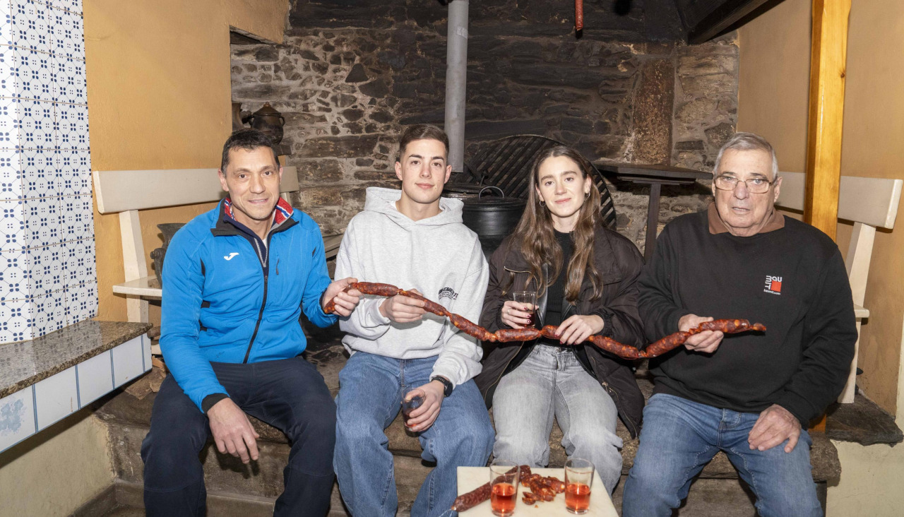 Integrantes da asociación de veciños de Viós posan nunha lareira