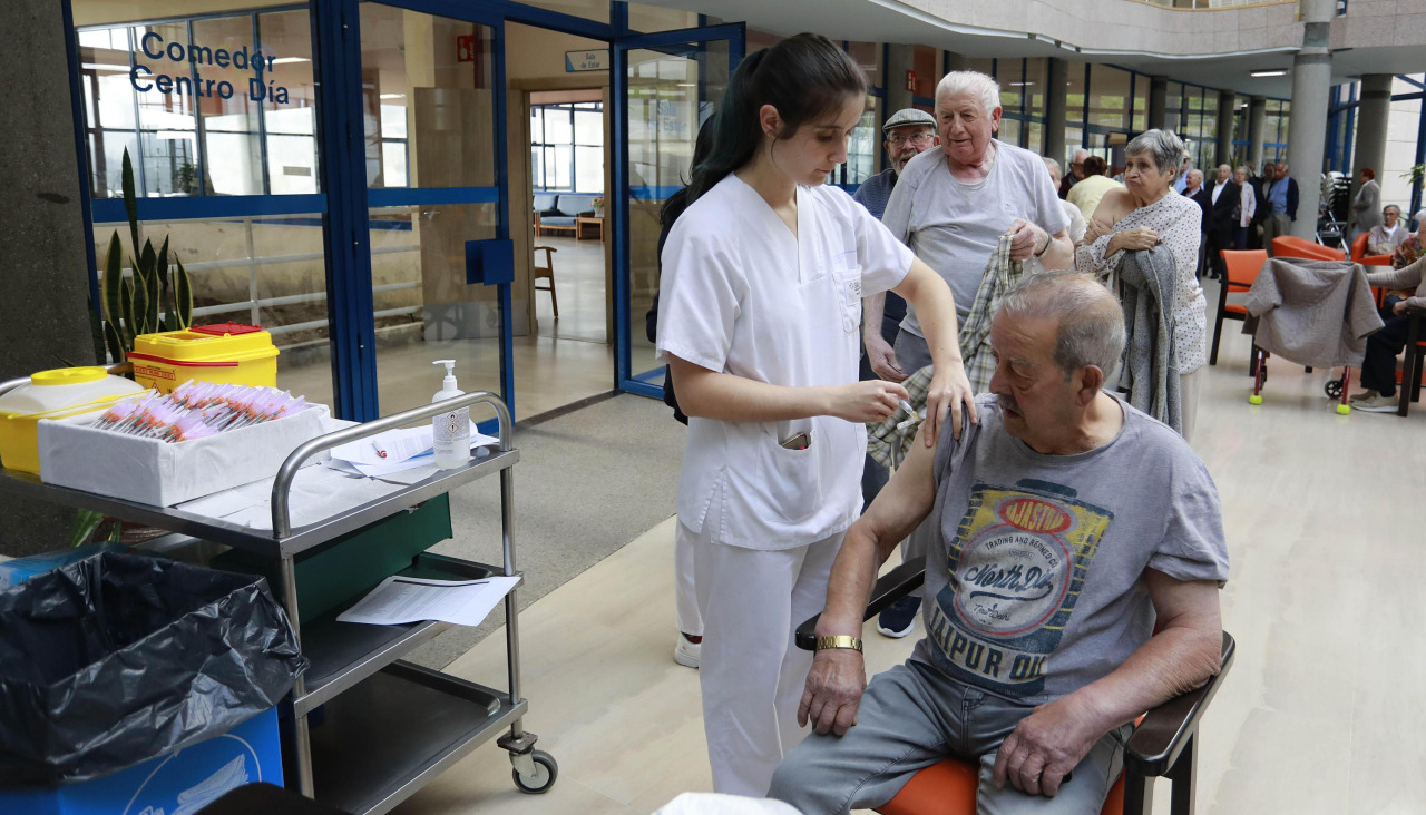 Unha sanitaria vacina a un usuario dun centro de maiores da Coruña