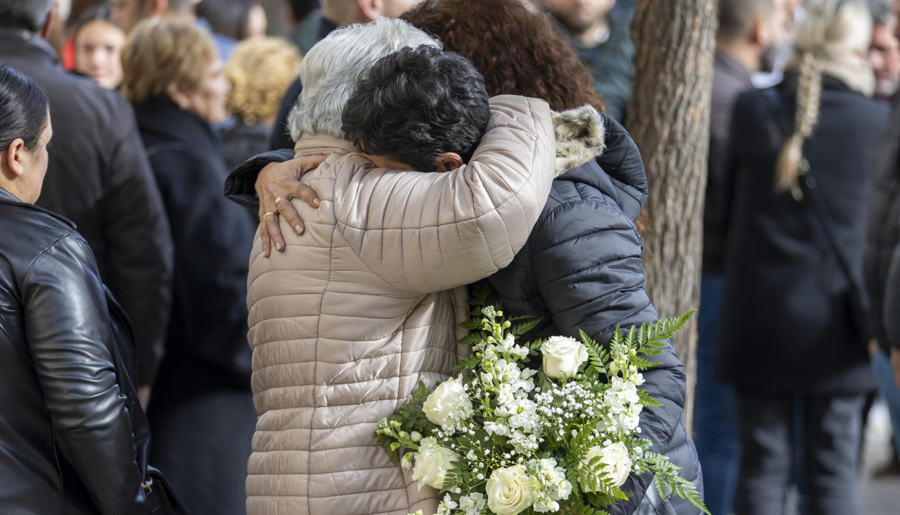 Familiares de las víctimas mortales se abrazan antes de una misa funeral celebrada este jueves en Araque, Huelva
